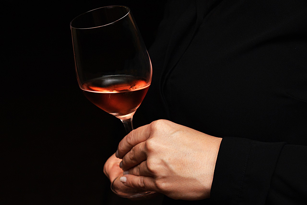 Wino różowe – jak powstaje i do czego pasuje?