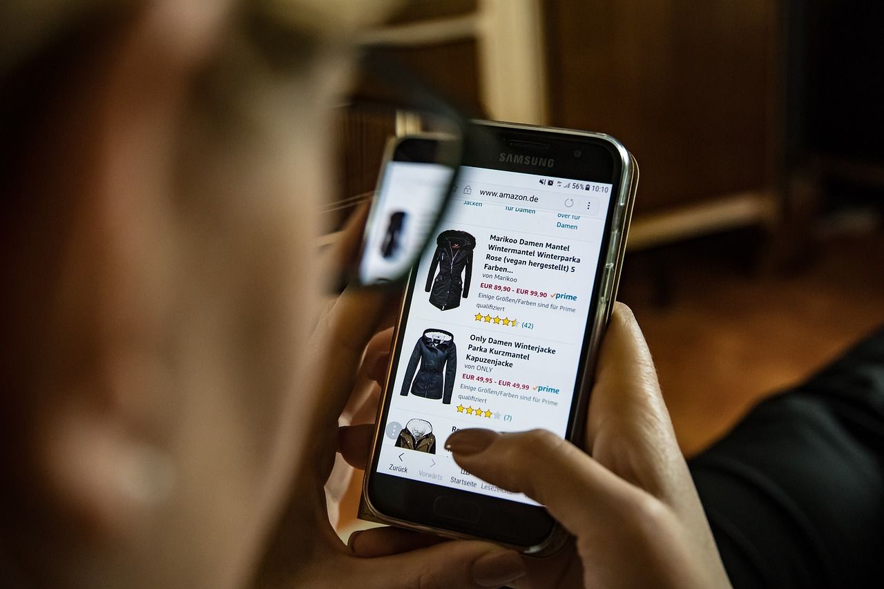 Czy markowe ubrania warto kupować przez internet?