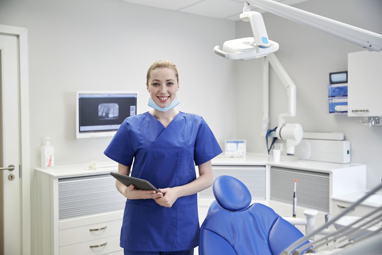 W jakich okolicznościach nie zaleca się wstawiania implantów zębów?