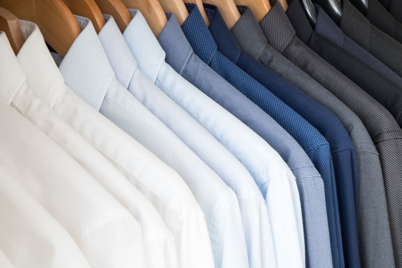 Typy koszul męskich – charakterystyka i jakie najlepiej mieć we własnej szafie