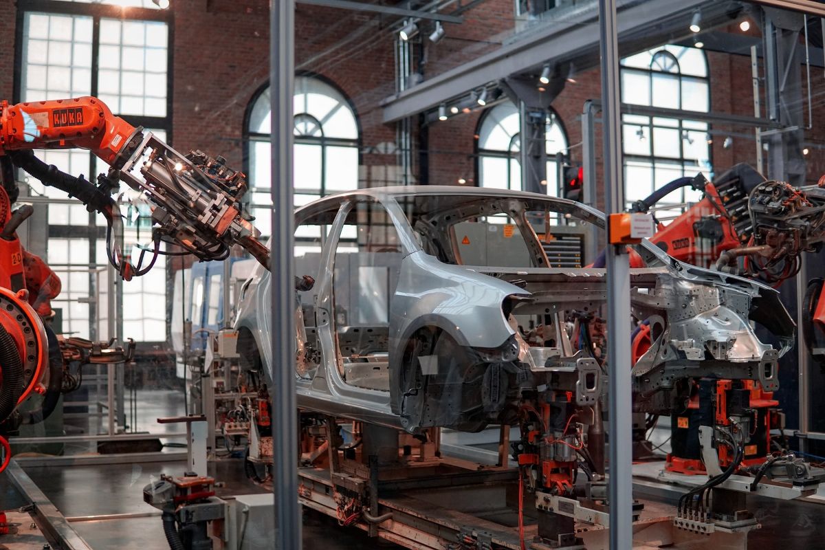 Jak systemy automatyki przemysłowej przekładają się na tempo i jakość produkcji?