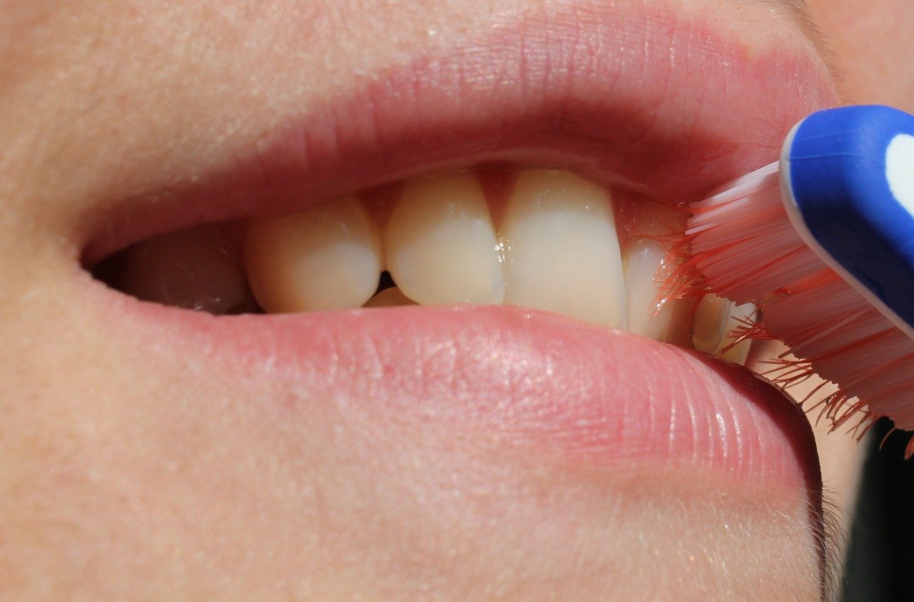 Jak walczyć z próchnicą występującą na zębach?