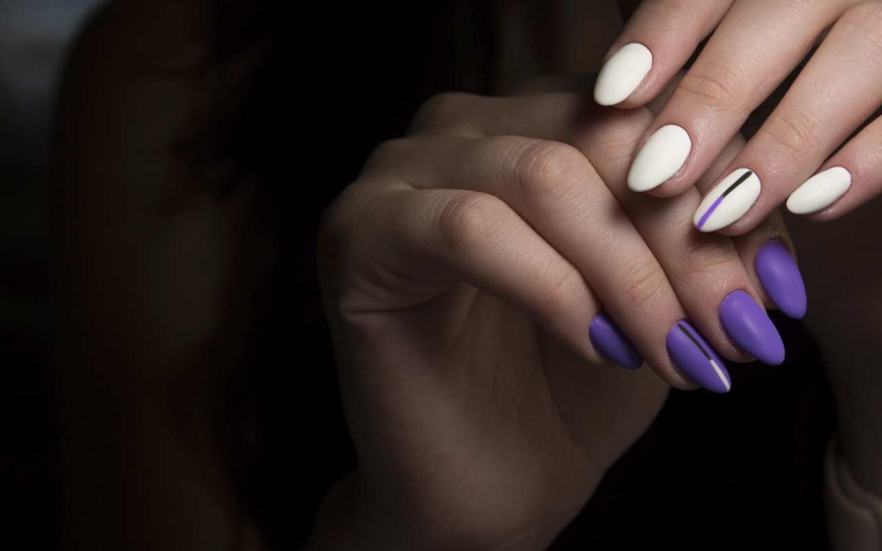 Manicure hybrydowe – czym jest i jakie kosmetyki w ramach niego się stosuje